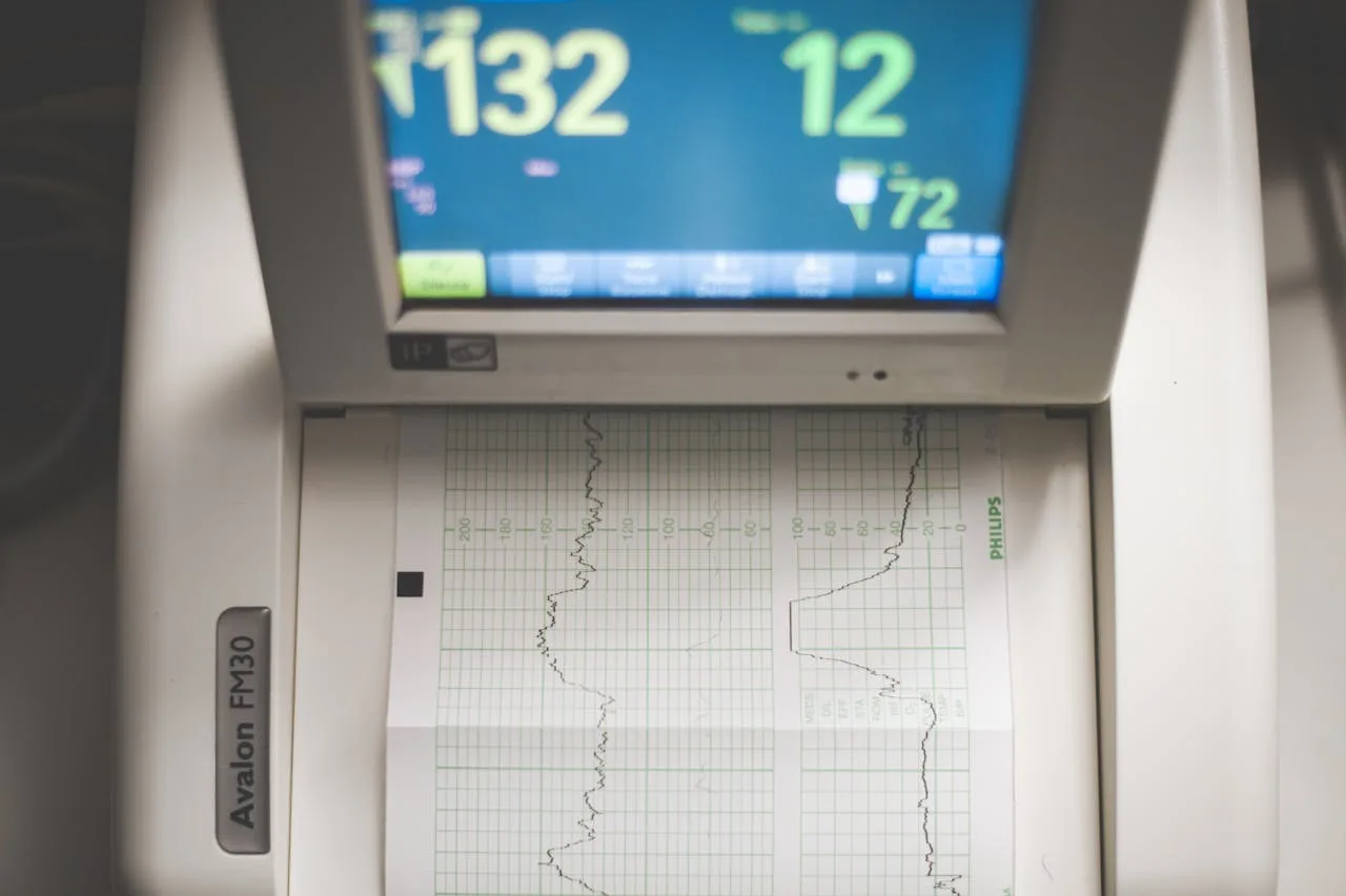 health tech heart monitor device for tracking heart rate