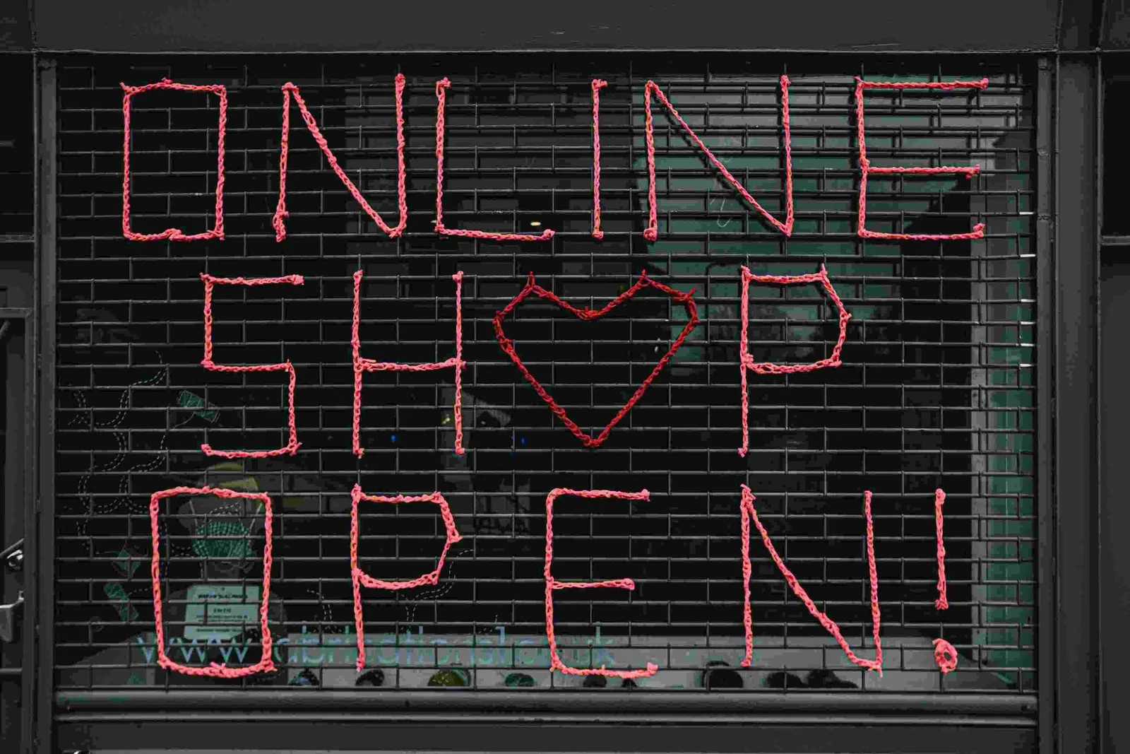 retail store versus online store comparison